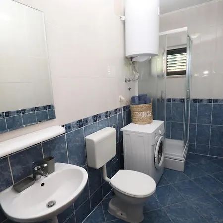 1 Apartment *