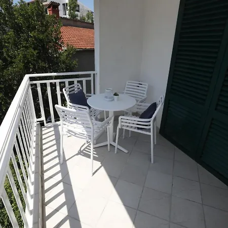 1 Apartment *