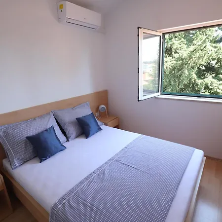 1 * Makarska