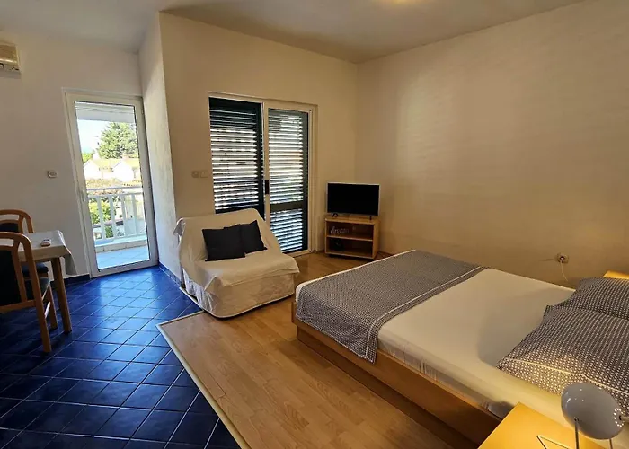 1 Apartment *